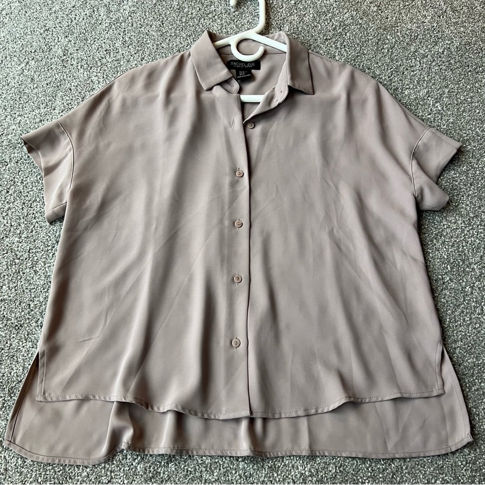 Super cute casual button down work top!